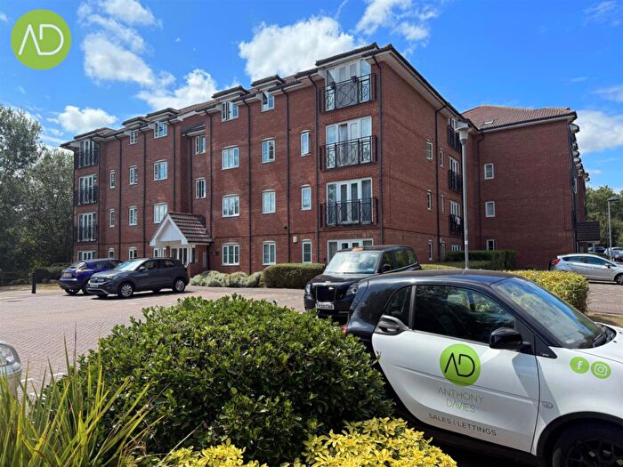 2 Bedroom Penthouse For Sale In Winnipeg Way, Canada Fields, EN10