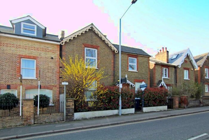 3 Bedroom Flat To Rent In Fairfield South, Fairfield South, KT1