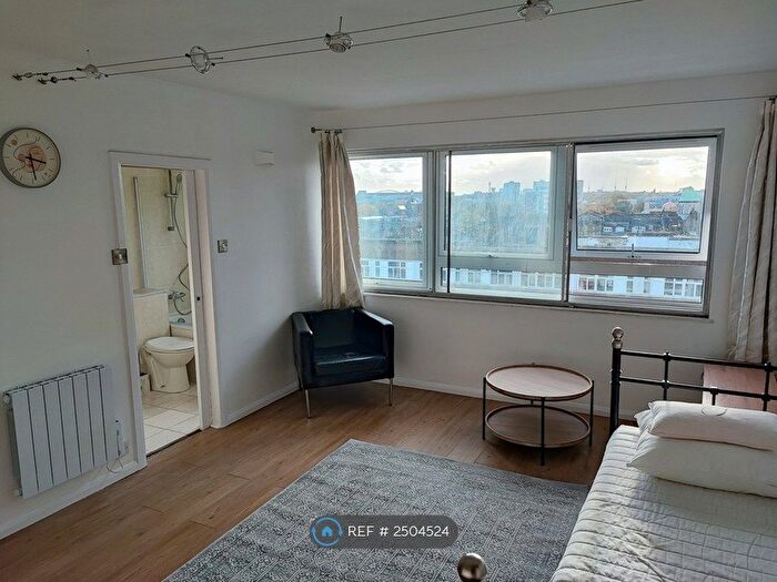 Studio To Rent In Park House, London, N4