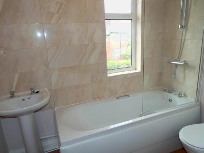 3 Bedroom Semi-Detached House To Rent In Rothesay Avenue, Dukinfield, SK16