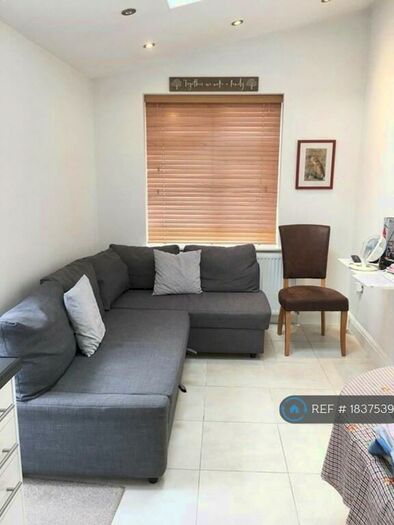 1 Bedroom Flat To Rent In Orchard Grove, Edgware, HA8