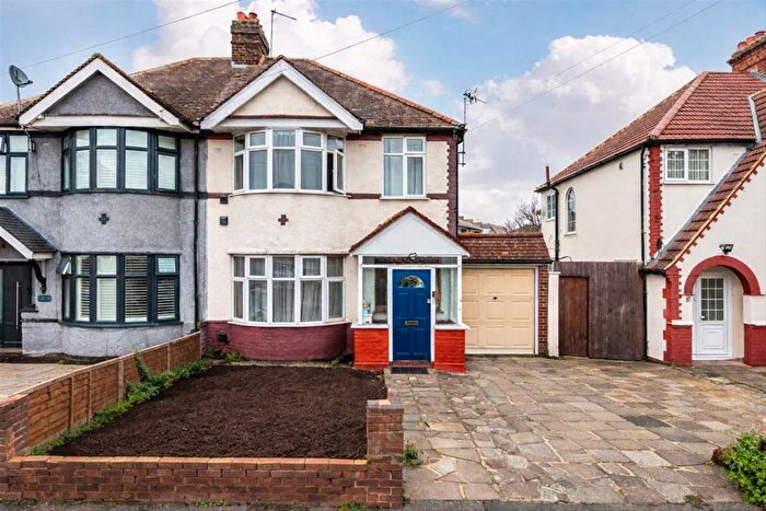 3 Bedroom Semi Detached House For Sale In The Close, Isleworth, TW7
