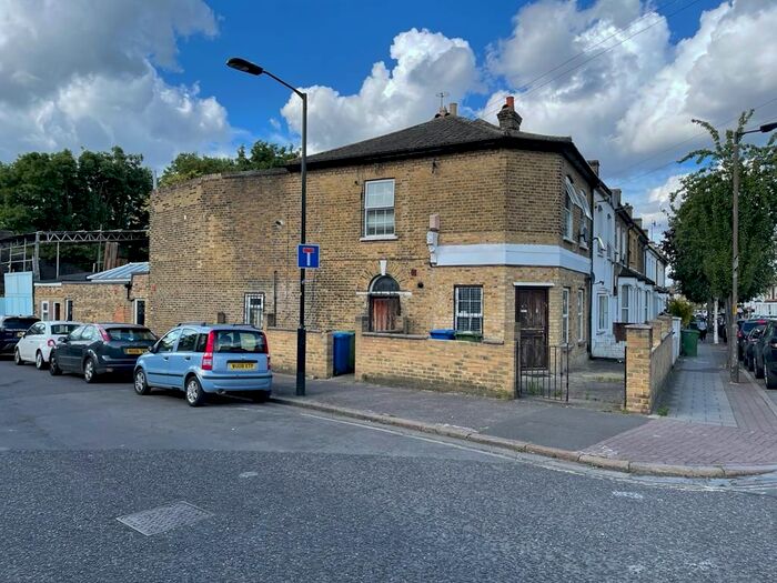 2 Bedroom Flat To Rent In Lugard Road, London, SE15
