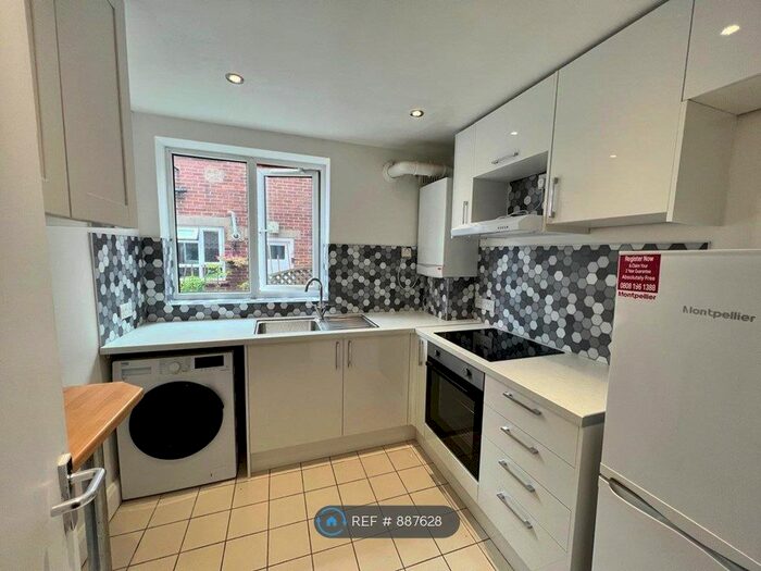 2 Bedroom Flat To Rent In Darkes Lane, Potters Bar, EN6