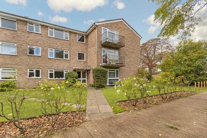 2 Bedroom Flat To Rent In Hampton Road, Teddington, TW11