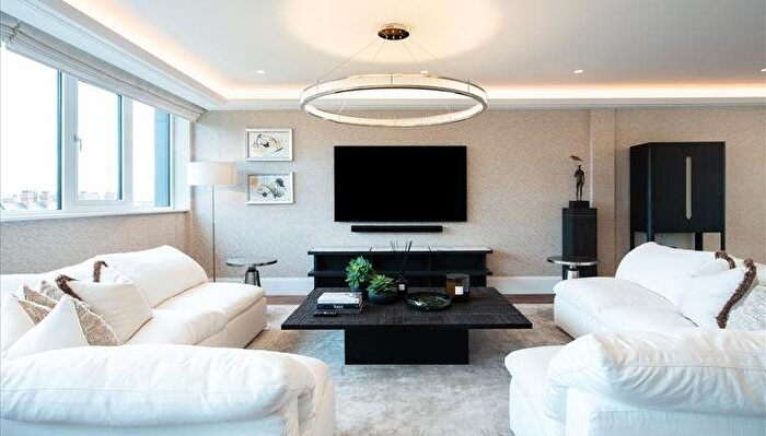 3 Bedroom Flat To Rent In Imperial House, - Young Street, London, W8