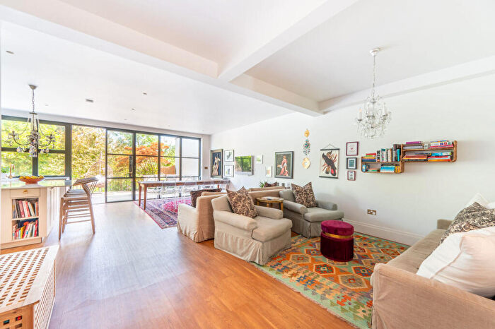 4 Bedroom Semi-Detached House To Rent In , Brondesbury Park, London, NW2