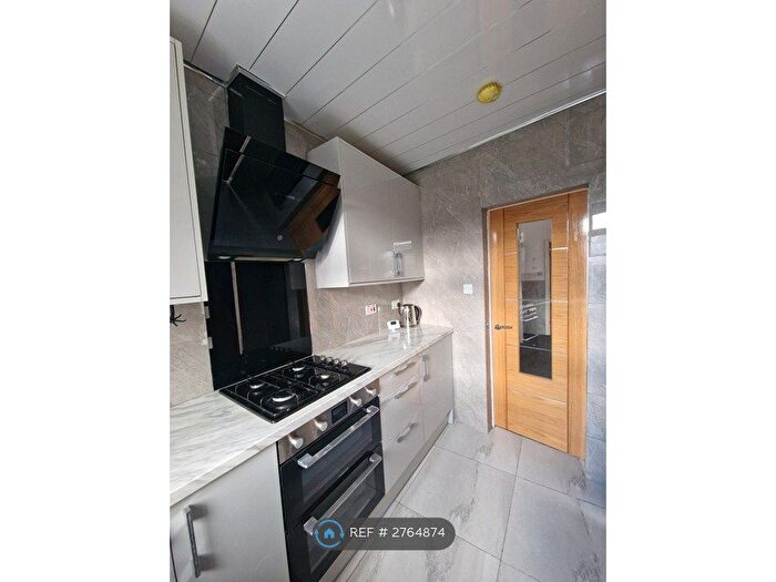 4 Bedroom Semi-Detached House To Rent In Morris Green, Bolton, BL3