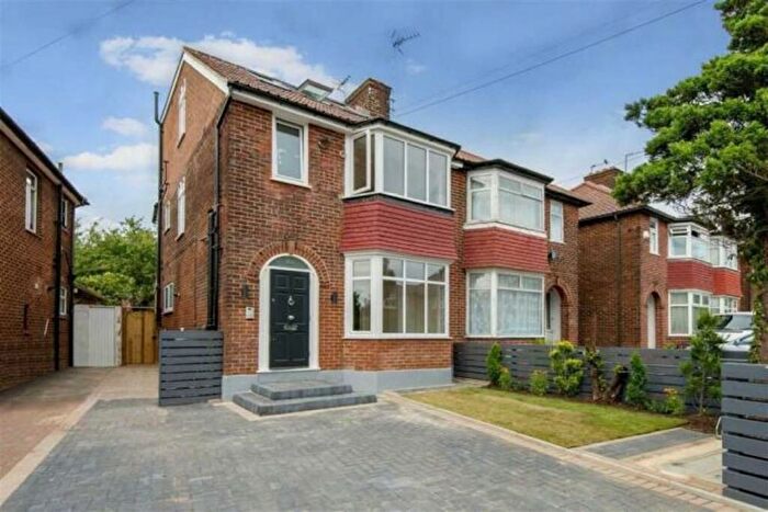 3 Bedroom Flat To Rent In Cheviot Gardens, London, NW2