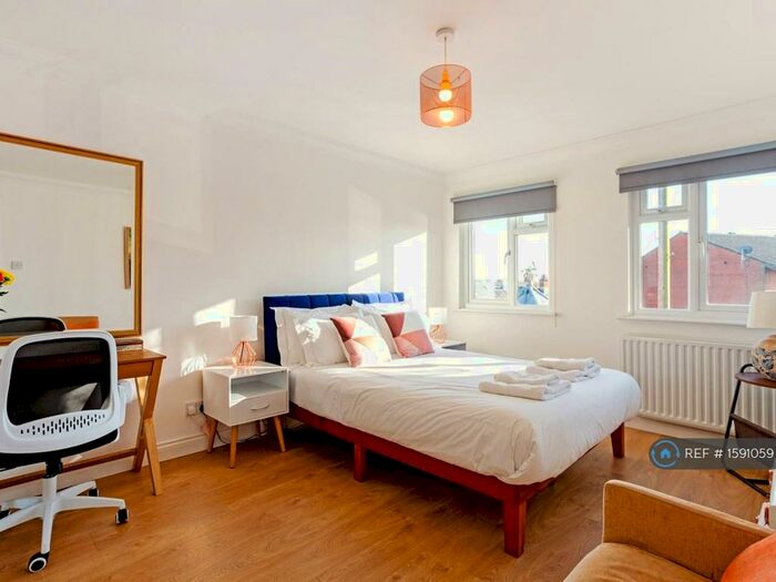 2 Bedroom Flat To Rent In Lawrence House, Winchester, SO22