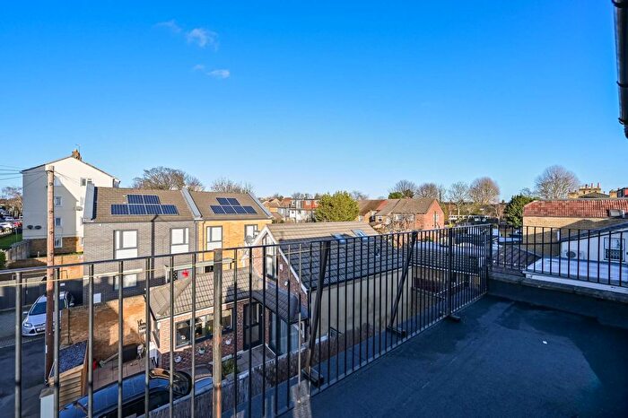 2 Bedroom Flat For Sale In Grove Road, Walthamstow Village, London, E17