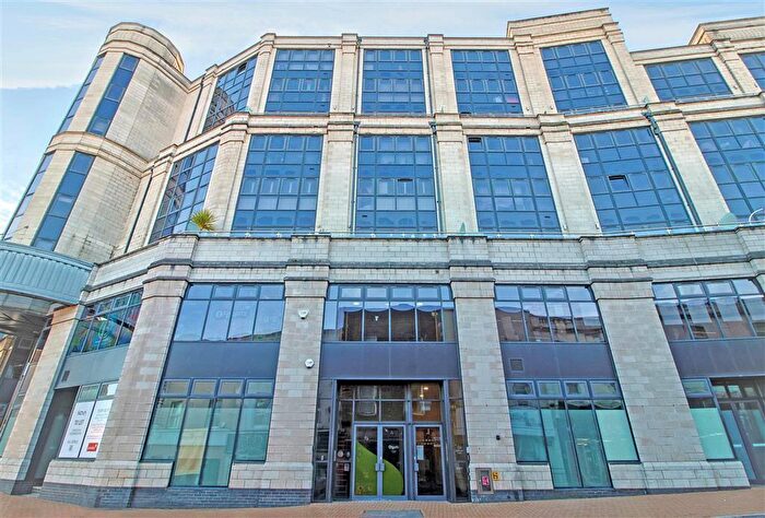 3 Bedroom Flat For Sale In Commercial Road, Bournemouth, BH2