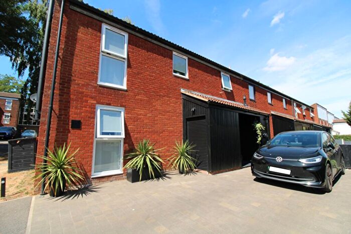 3 Bedroom Semi Detached House For Sale In Kimbolton Crescent, Stevenage, SG2