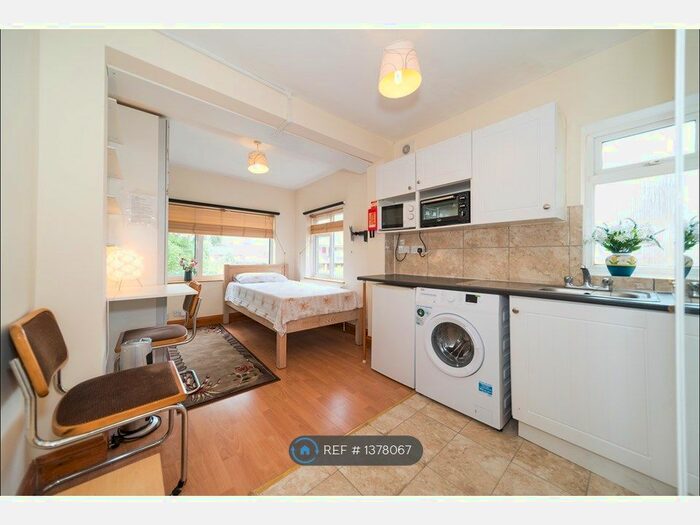 Studio To Rent In Benedict Road, London, CR4