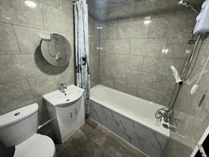 2 Bedroom Flat To Rent In Lakeside Walk, Birmingham, B23