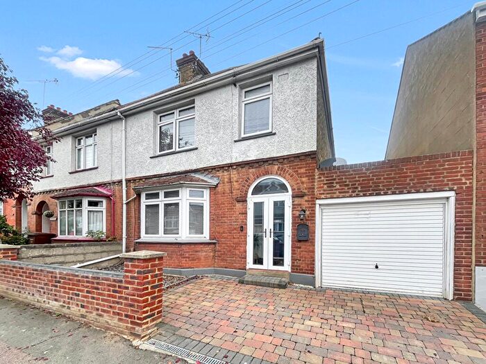 3 Bedroom End Of Terrace House For Sale In Second Avenue, Gillingham, ME7