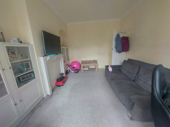 4 Bedroom Semi-Detached House To Rent In Clifton Gardens, Golders Green, NW11