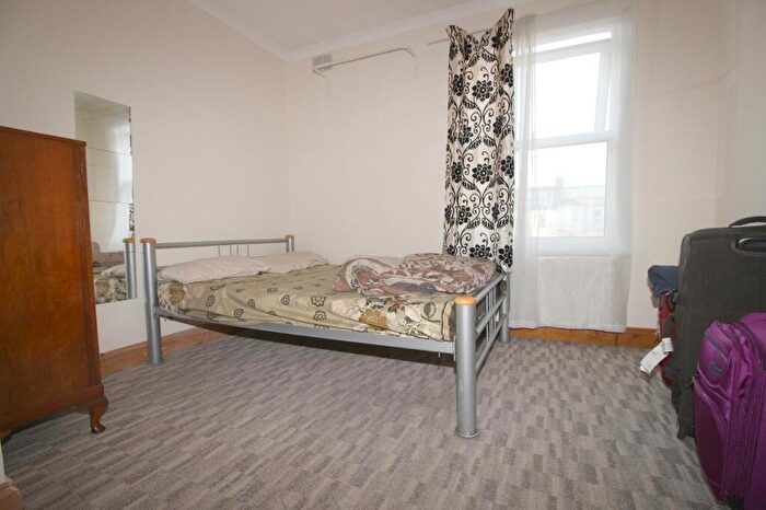 3 Bedroom Apartment To Rent In Cedars Avenue, Walthamstow, E17