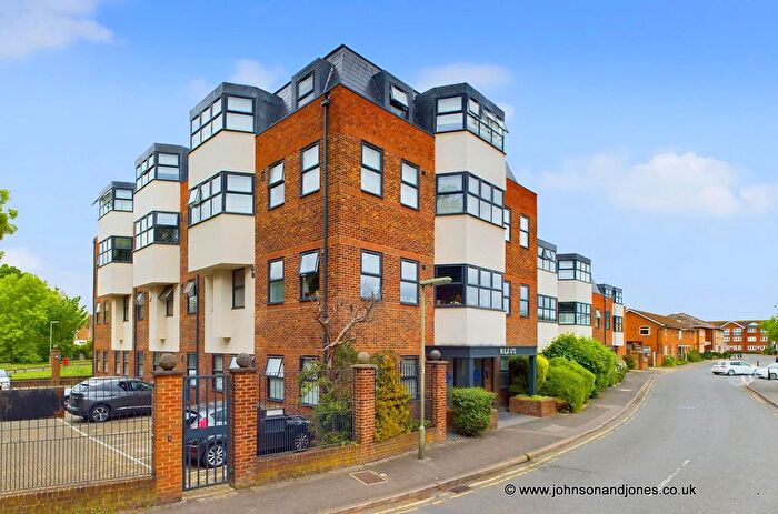 1 Bedroom Flat For Sale In Gogmore Lane, Chertsey, KT16