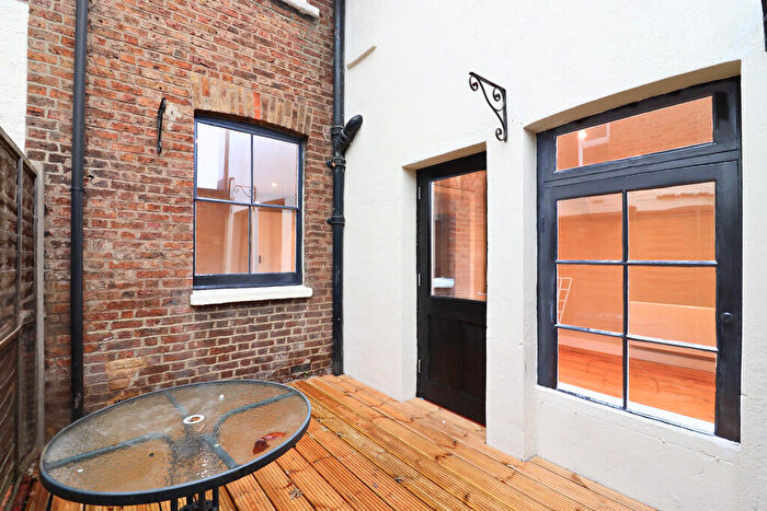 1 Bedroom Ground Maisonette To Rent In Hook Road, Surbiton, KT6