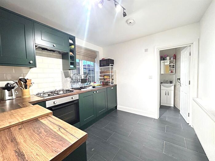 3 Bedroom Flat To Rent In Saxon Drive, Acton, W3
