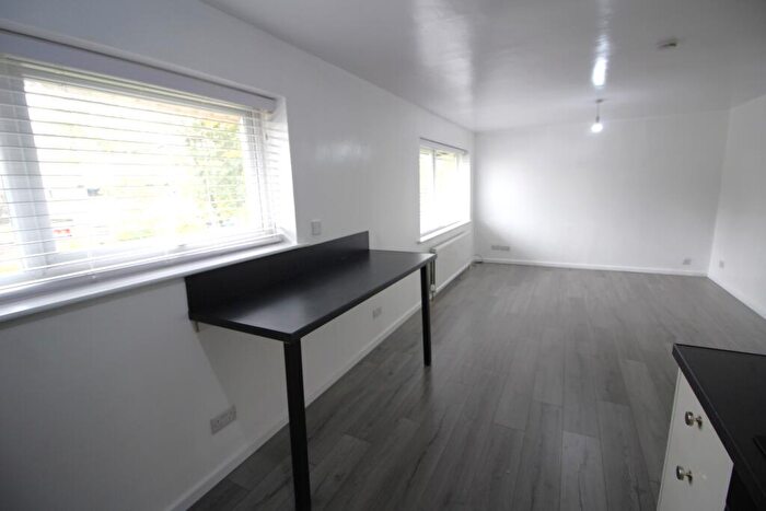 2 Bedroom Flat To Rent In Evesham Walk, Middleton, M24