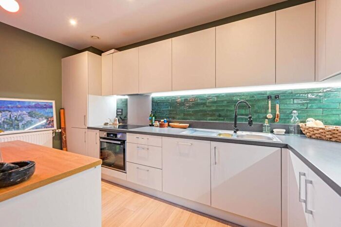 2 Bedroom Flat For Sale In Woodberry Down, , Manor House, London, N4