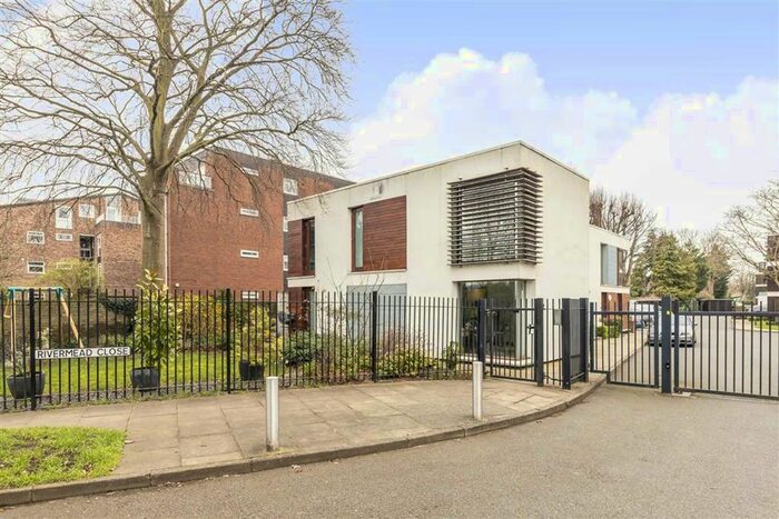 3 Bedroom Flat To Rent In Rivermead Close, Teddington, TW11