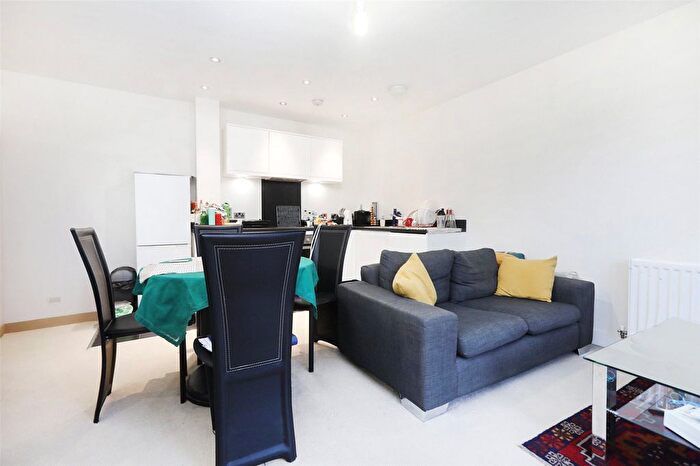 2 Bedroom Flat To Rent In Fisher Close, Rotherhithe, London, SE16