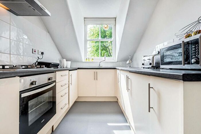 1 Bedroom Flat To Rent In Boundaries Road, Balham, London, SW12