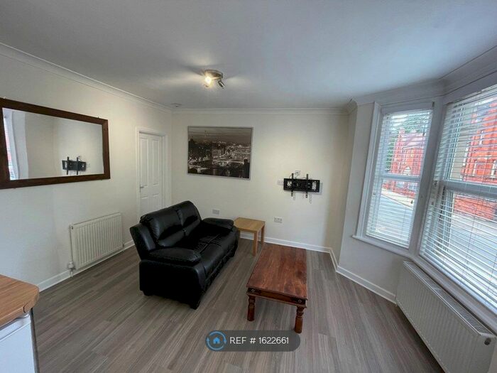 1 Bedroom Flat To Rent In Euclid Street, Swindon, SN1