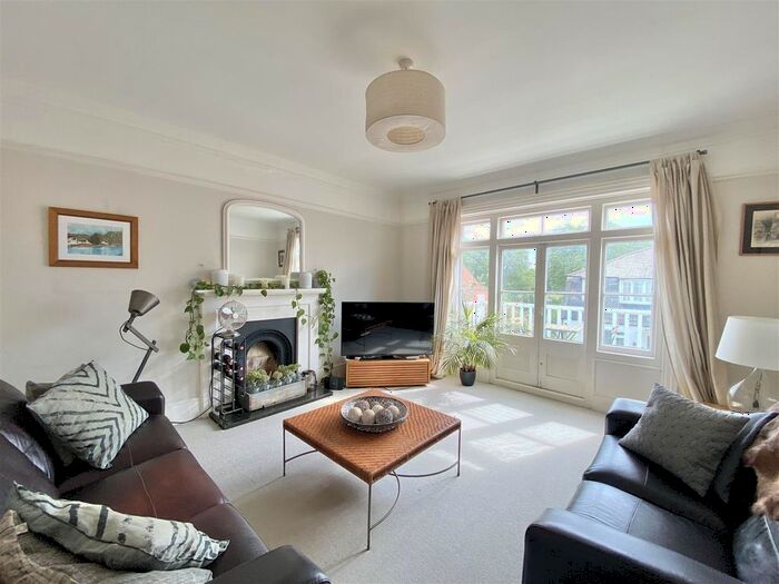 1 Bedroom Flat To Rent In Lower Teddington Road, Hampton Wick, Kingston Upon Thames, KT1