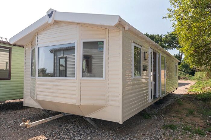 2 Bedroom Mobile/park Home For Sale In Manor Road, Hayling Island, Hampshire, PO11