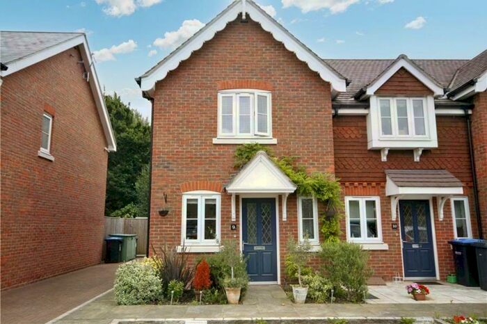 2 Bedroom End Of Terrace House To Rent In Addlestone, KT15