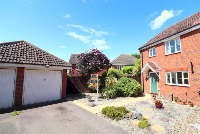 3 Bedroom Semi-Detached House For Sale In Coltsfoot Road, Rushden, NN10