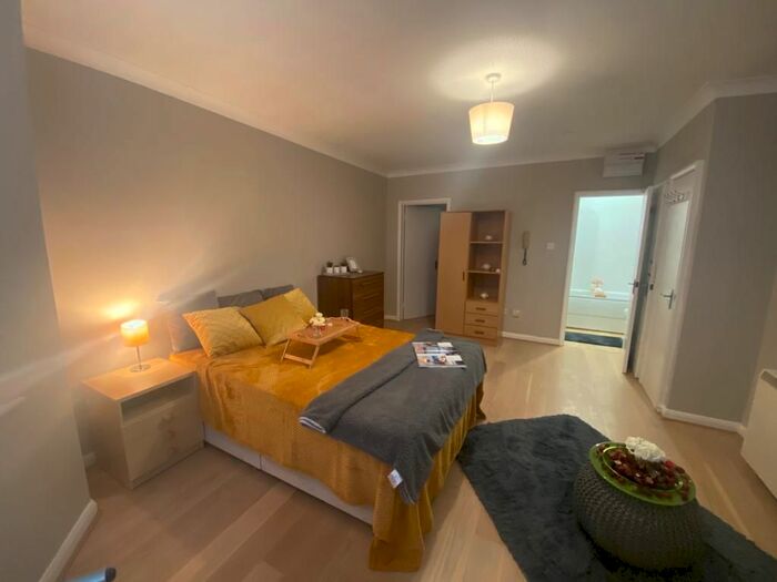 Studio To Rent In Stockwood Crescent, Luton, LU1