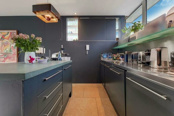 3 Bedroom Flat To Rent In Sherwood Court, Chatfield Road, Battersea, London, SW11