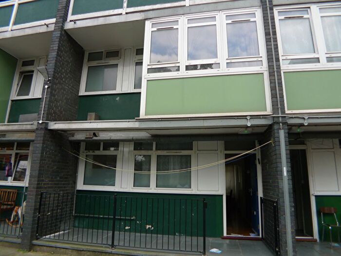 3 Bedroom Maisonette To Rent In Sceaux Gardens, London, SE5