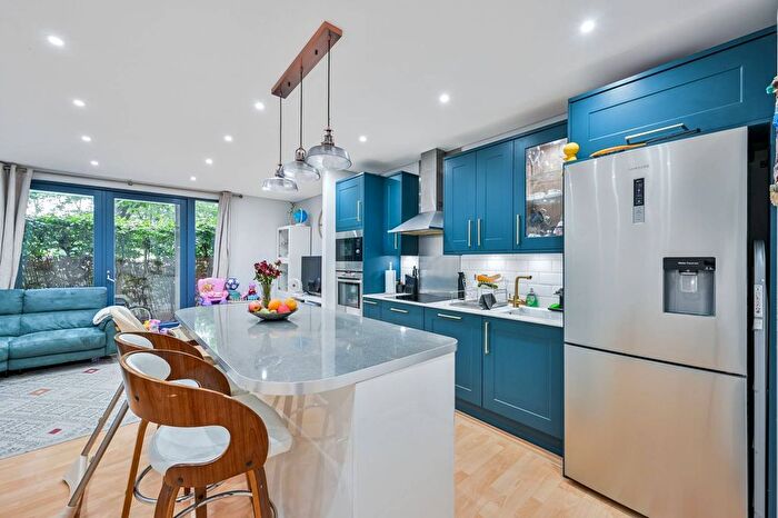 2 Bedroom Flat For Sale In Osier Lane, Greenwich Millennium Village, London, SE10