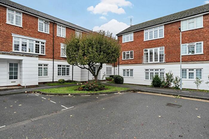 2 Bedroom Flat To Rent In Lammas Court, Windsor, SL4