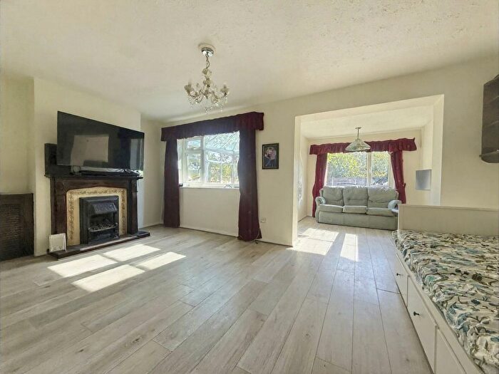 3 Bedroom Detached House To Rent In Hanworth Road, Feltham, TW13