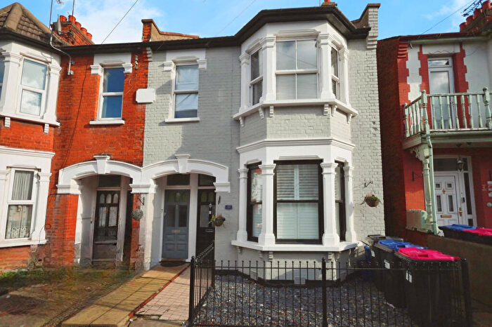 2 Bedroom Apartment For Sale In Hildaville Drive, Westcliff-on-sea, SS0