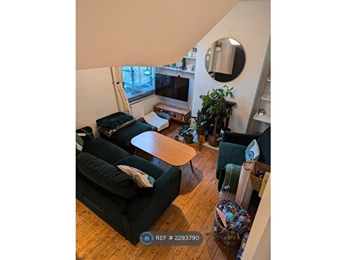 3 Bedroom Flat To Rent In Aylesbury Road, London, SE17