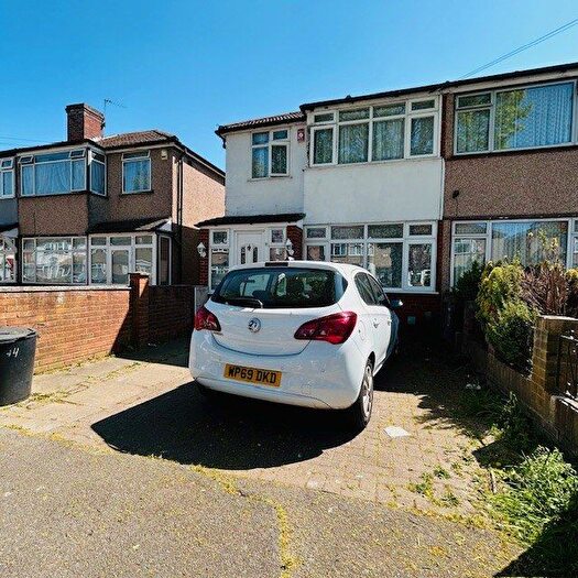 3 Bedroom End Of Terrace House For Sale In Fairholme Crescent Hayes, UB4