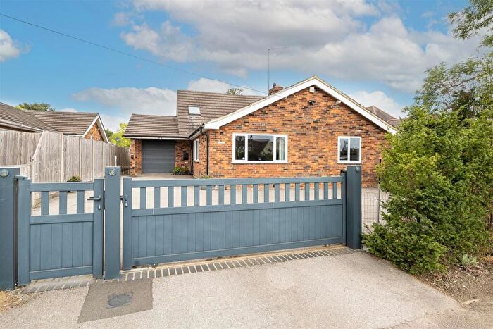 4 Bedroom Detached House For Sale In Peters Green, Hertfordshire, LU2