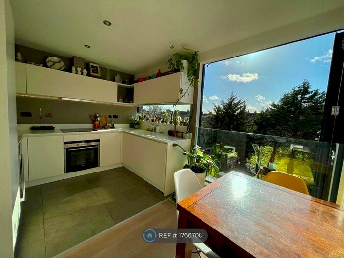 2 Bedroom Flat To Rent In Bromar Road, London, SE5