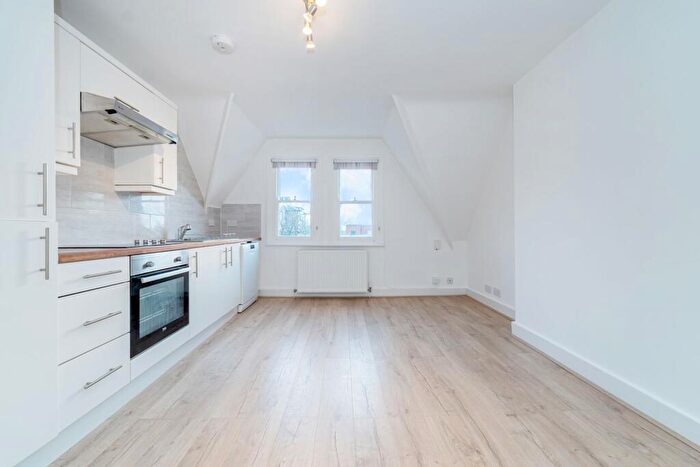 2 Bedroom Apartment To Rent In Tetherdown, Muswell Hill, N10
