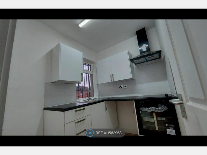 2 Bedroom Flat To Rent In Stockport Road, Denton, Manchester, M34