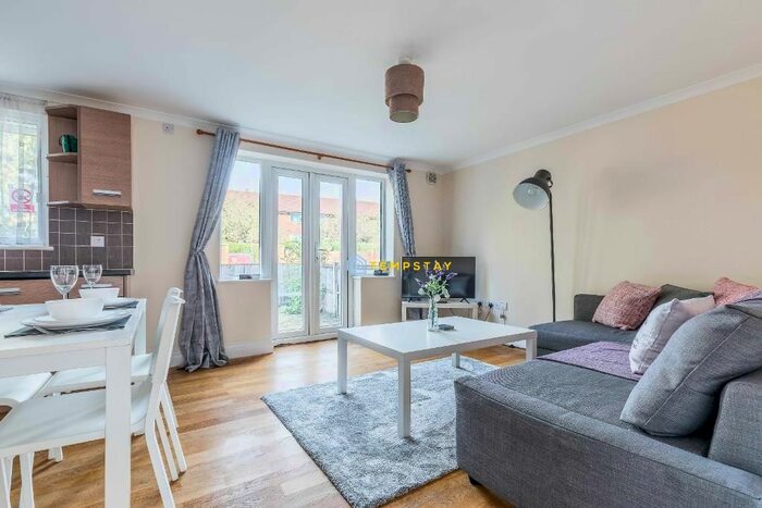 2 Bedroom Flat To Rent In Meadowbrook Close, Colnbrook, SL3