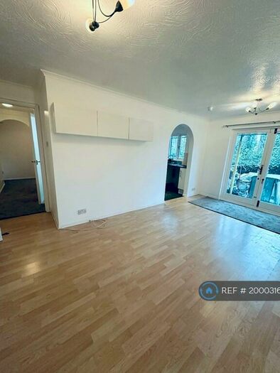 1 Bedroom Flat To Rent In Rossignol Gardens, Carshalton, SM5